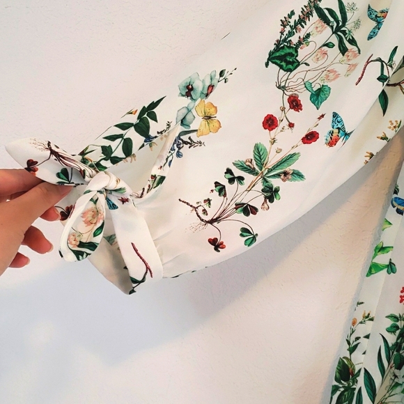 Versatile NWOT EXPRESS Floral Butterfly Blouse Versatile Neckline Bow Sleeves - Picture 7 of 13